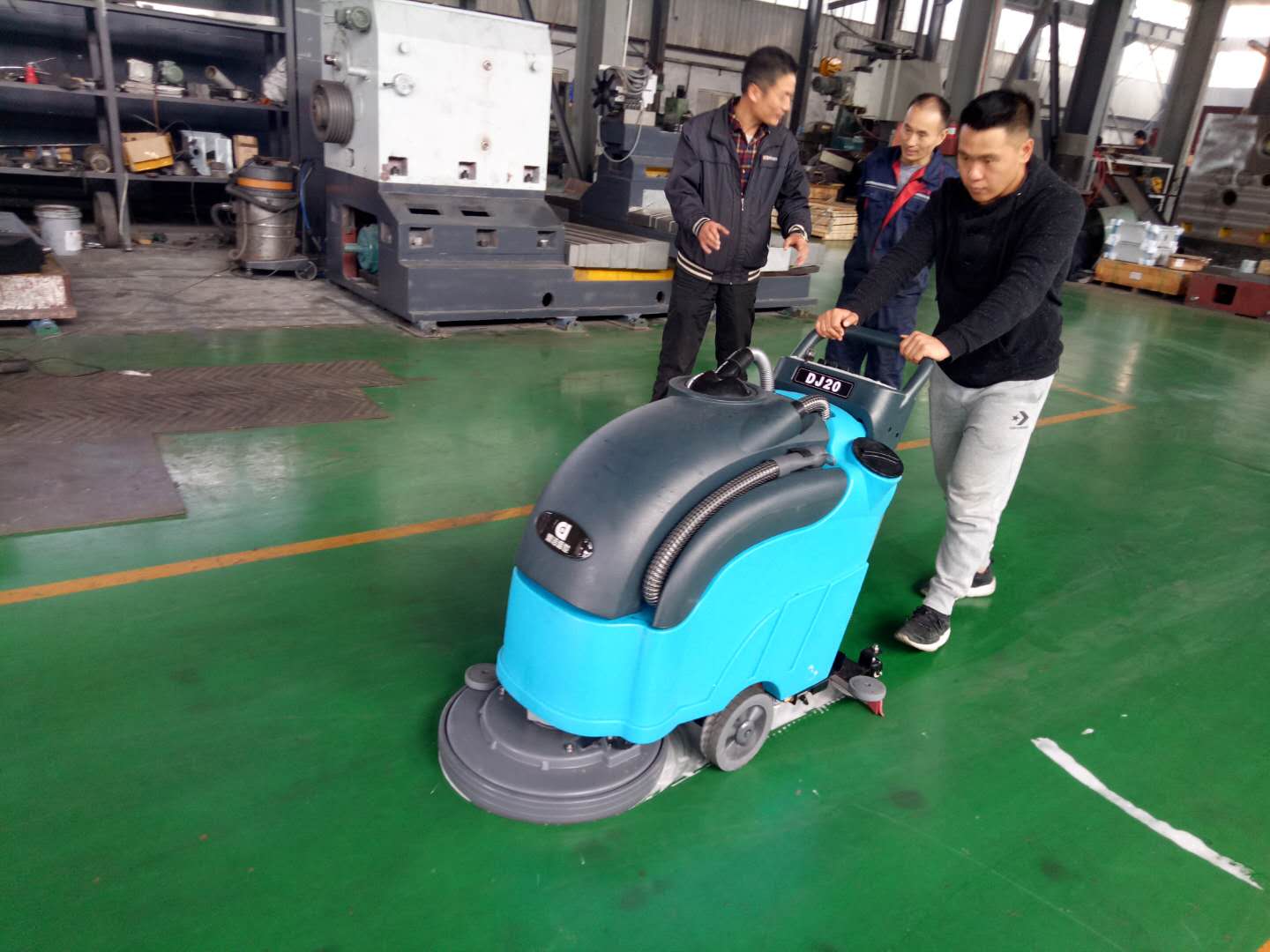 鼎潔盛世洗地機(jī)DJ20入駐濟(jì)南某大型車(chē)間82